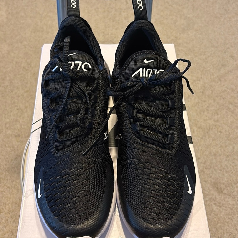 NEW IN BOX Nike Women’s Black & White Air Max 270 Size 10.5